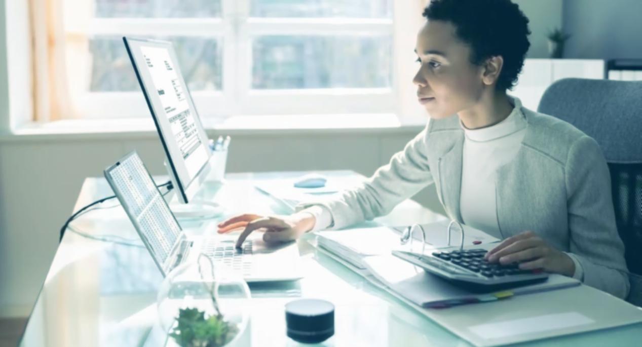 SEO-Audit-Seminar Sitzung mit Datenanalyse auf Bildschirm