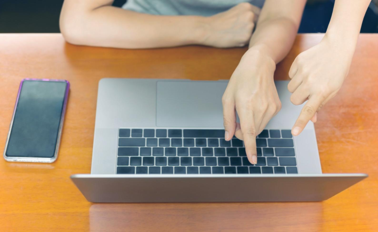 SEO-Experte bei der Analyse einer Website-Crawl-Studie