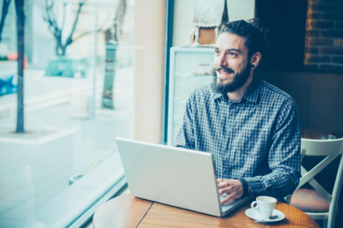 SEO-Experten bei der Arbeit an technischen Website-Analysen